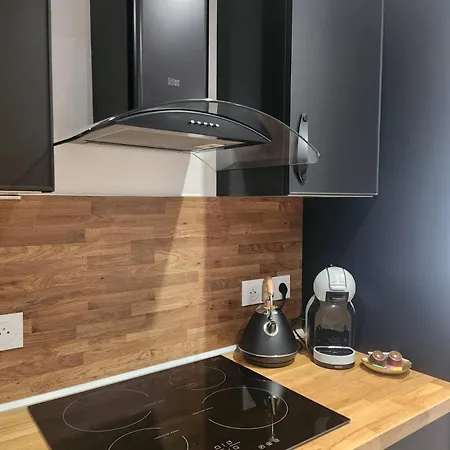 R&b Avec Terrasse -5 Mins Gare - Rue Calme Dans Centre شقة