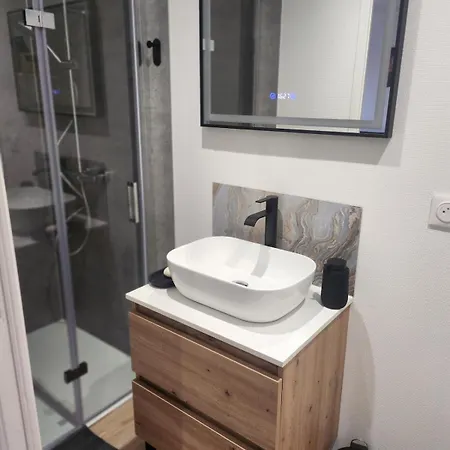 Suite R&B Avec Terrasse -5 Mins Gare - Rue Calme Dans Centre Ville * Charleville-Mézières