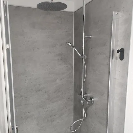 R&b Avec Terrasse -5 Mins Gare - Rue Calme Dans Centre شقة *