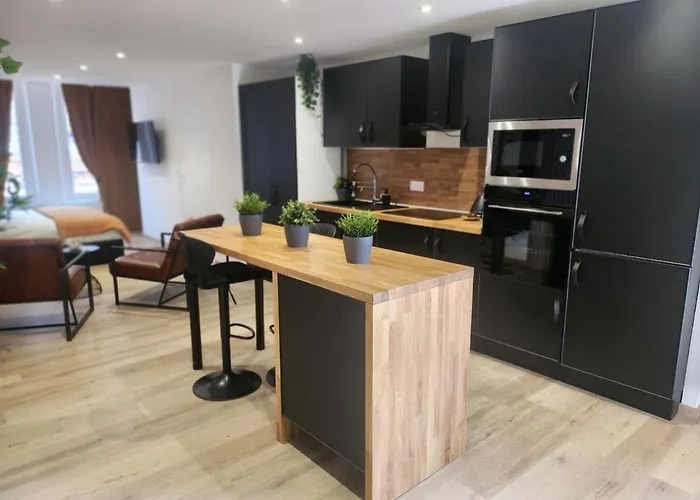 Appartement R&b Avec Terrasse -5 Mins Gare - Rue Calme Dans Centre Charleville-Mézières