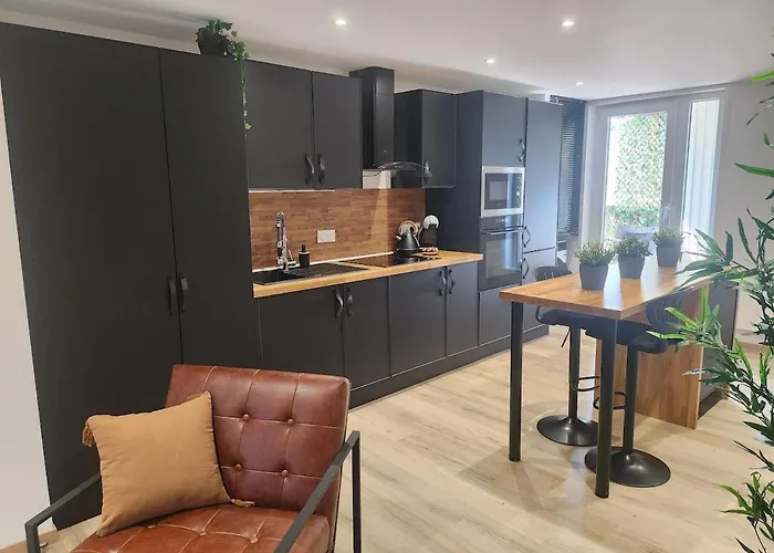 R&b Avec Terrasse -5 Mins Gare - Rue Calme Dans Centre *